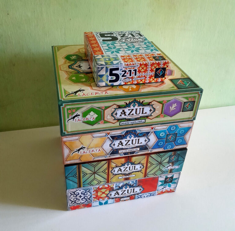 Sterta pudełek gier z serii Azul